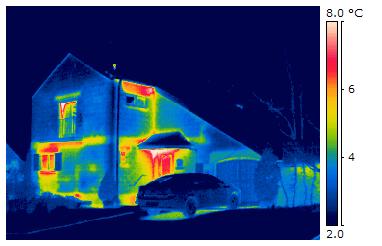 Wärmeverluste sichtbar machen: Eine Thermografie zeigt die  Schwachstellen eines Hauses als rote Flächen.